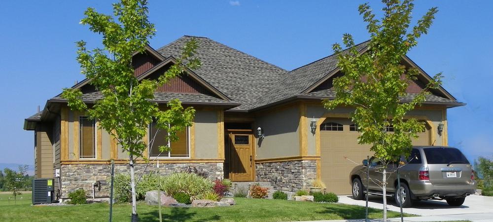 Sacramento home with large garage